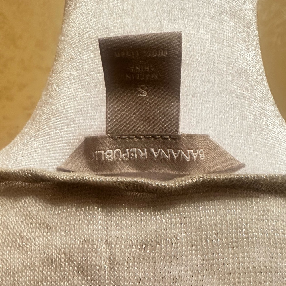 BANANA REPUBLIC Linen V-Neck Tee
100% Linen silver - Picture 3 of 4